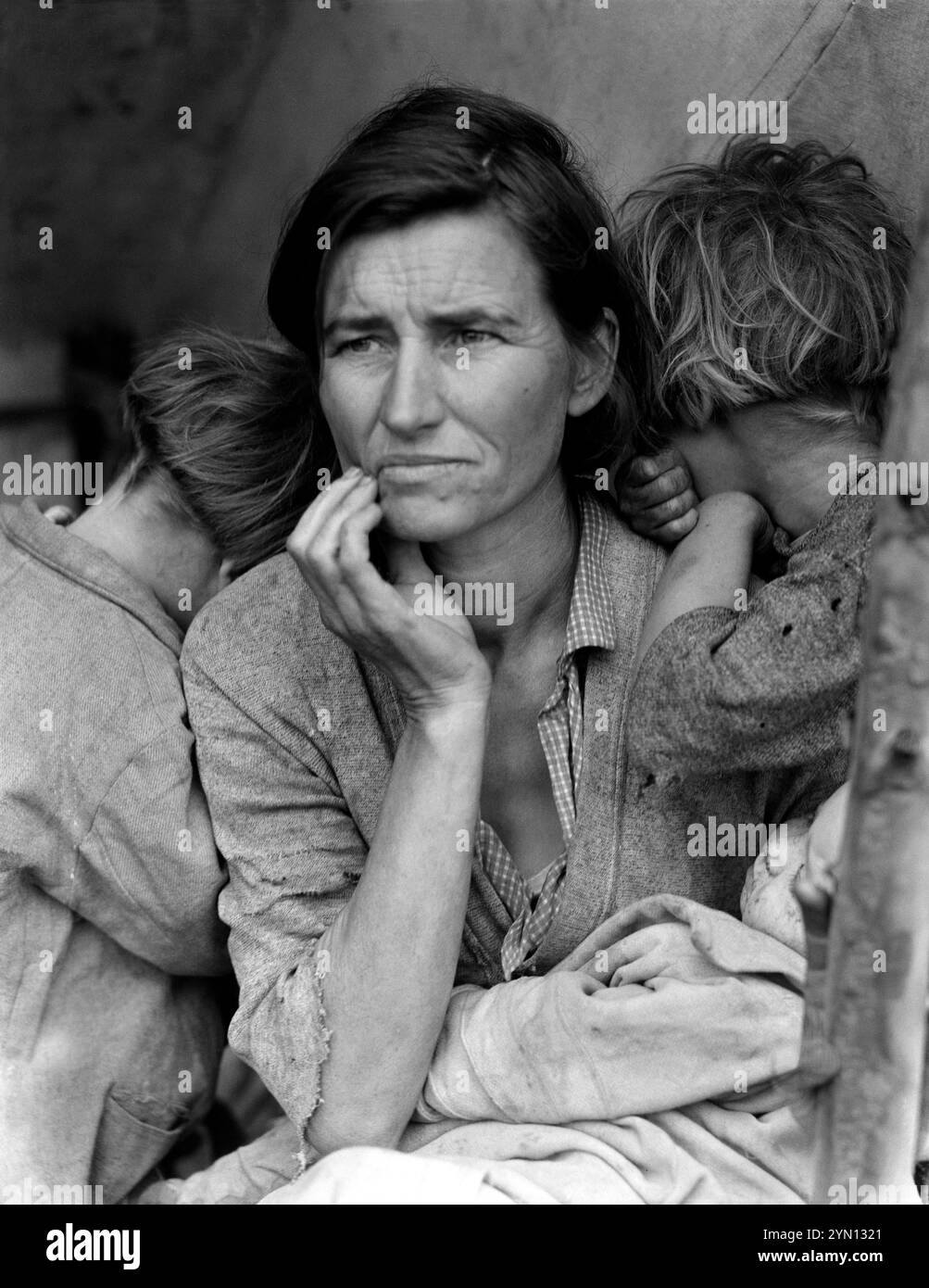 1936 , märz , Nipomo , Kalifornien , USA : " Migrantenmutter " , während der Wirtschaftskrise der Großen amerikanischen Depression . Das Foto zeigt die arme Erbsenpflückerin FLORENCE THOMPSON ( 32 Jahre alt ) mit drei ihrer sieben Kinder . Foto der großen Künstlerin DOROTHEA lange ( 1895–1965 ), Mitarbeiterin der United States Agricolture Farm Security Administration oder Office of war Information Inland Photographic Units, als Werk der US Federal Government. - STATI UNITI AMERICA - Porträt - ritratto - DONNA - FRAU - Mutter - madre - Mamma e figli - figlia - figlie - EMIGRANTE - M Stockfoto