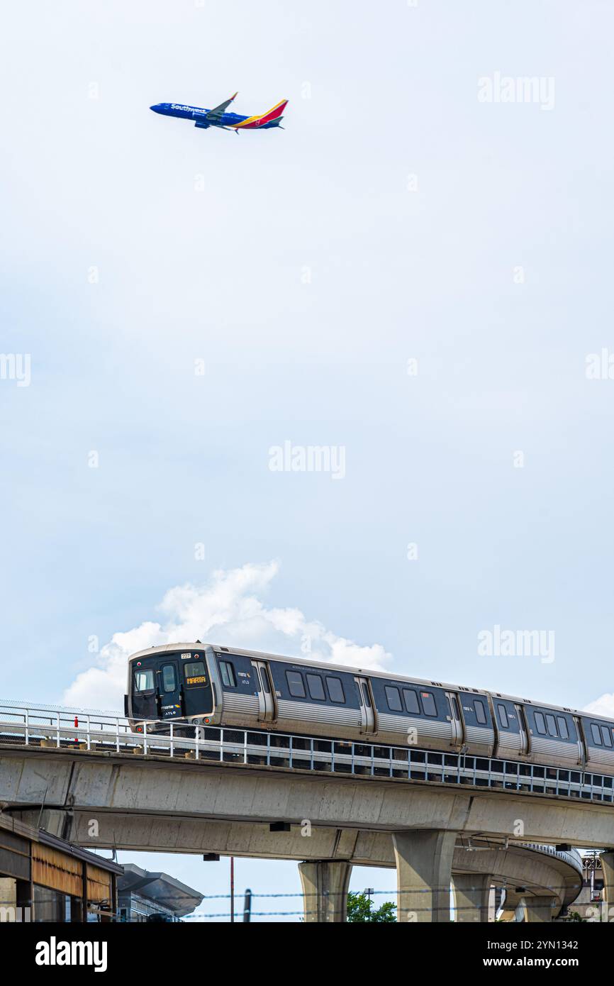 Hartsfield-Jackson Atlanta International Airport, ein aktiver Knotenpunkt für den Boden-, Bahn- und Luftverkehr am verkehrsreichsten Flughafen der Welt. (USA) Stockfoto
