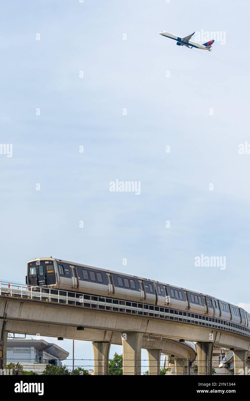 Hartsfield-Jackson Atlanta International Airport, ein aktiver Knotenpunkt für den Boden-, Bahn- und Luftverkehr am verkehrsreichsten Flughafen der Welt. (USA) Stockfoto