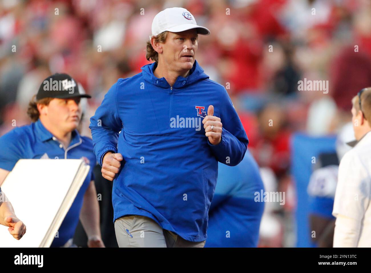 FAYETTEVILLE, AR - NOVEMBER 23: Louisiana Tech Bulldogs head coach Sonny Cumbie during the college football game between the Louisiana Tech Bulldogs and Arkansas Razorbacks on November 23, 2024, at Donald W. Reynolds Razorback Stadium in Fayetteville, Arkansas. (Photo by Andy Altenburger/Icon Sportswire) (Icon Sportswire via AP Images) Stockfoto