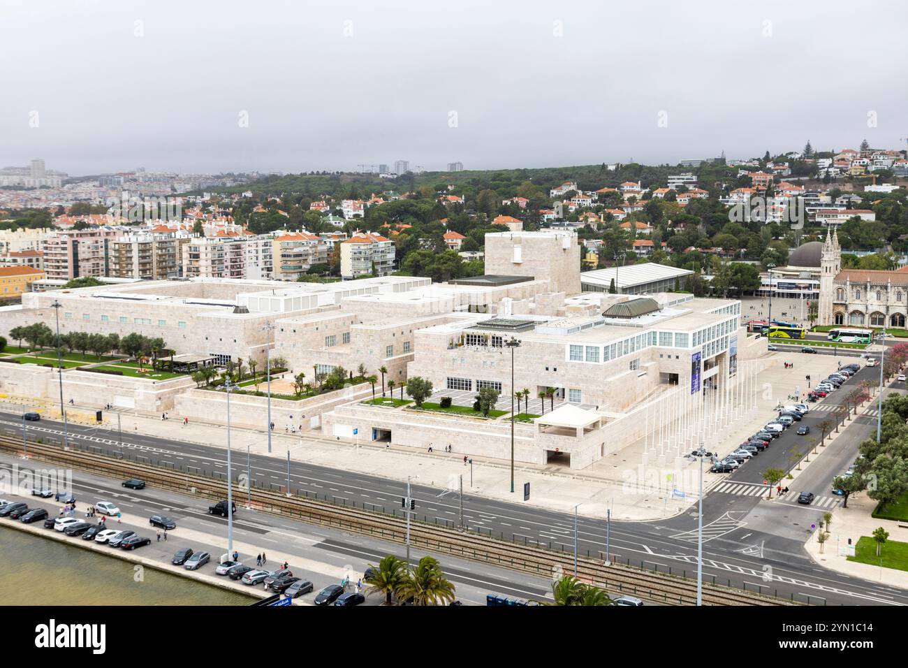 Das Kulturzentrum Belem (Centro Cultural de Belem), von der Spitze des Denkmals für die Entdeckungen in Lissabon, Portugal Stockfoto