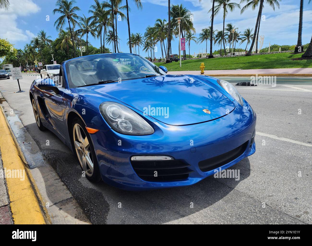 Miami Beach, Florida USA - 89. Juni 2024: 2018 Porsche 718 Boxter blau am miami Beach. Luxusauto Porshche am Ocean Drive Miami Beach. Stockfoto