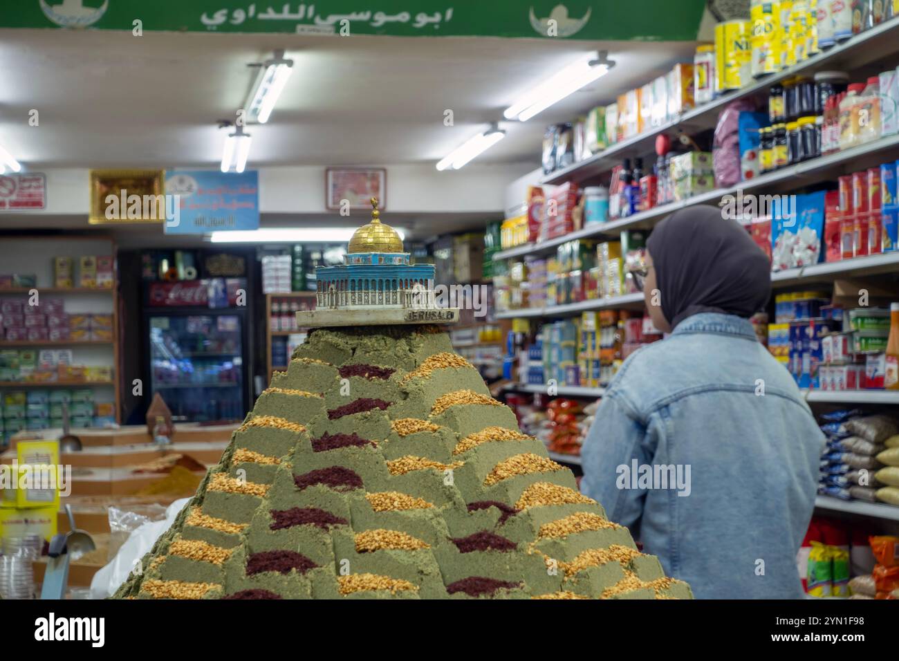 Ein Miniaturmodell des islamischen Schreins Kuppel des Felsens steht auf einer Zatar Gewürzpyramide in einem Lebensmittelgeschäft in Beit Habad und der Khan az Zait Straße im muslimischen Viertel in Ost-Jerusalem Israel Stockfoto