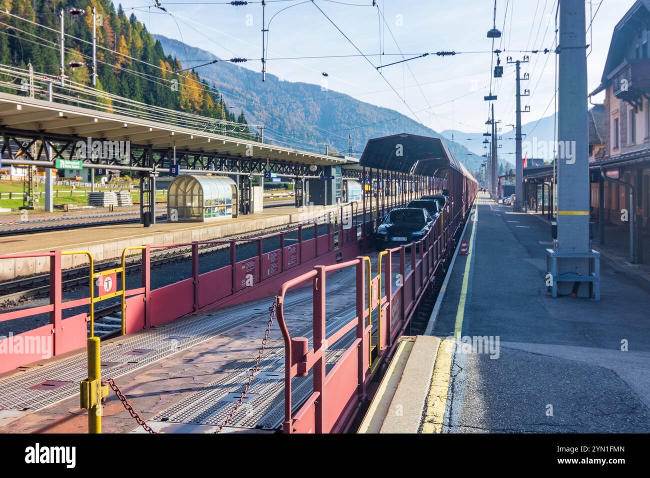 Mallnitz: Auto-Shuttle-Zug im Tauernbahntunnel, Autoschleuse Tauernbahn (Tauernschleuse, ASTB), Bahnhof Mallnitz im Nationalpark hohe Tauern, K Stockfoto