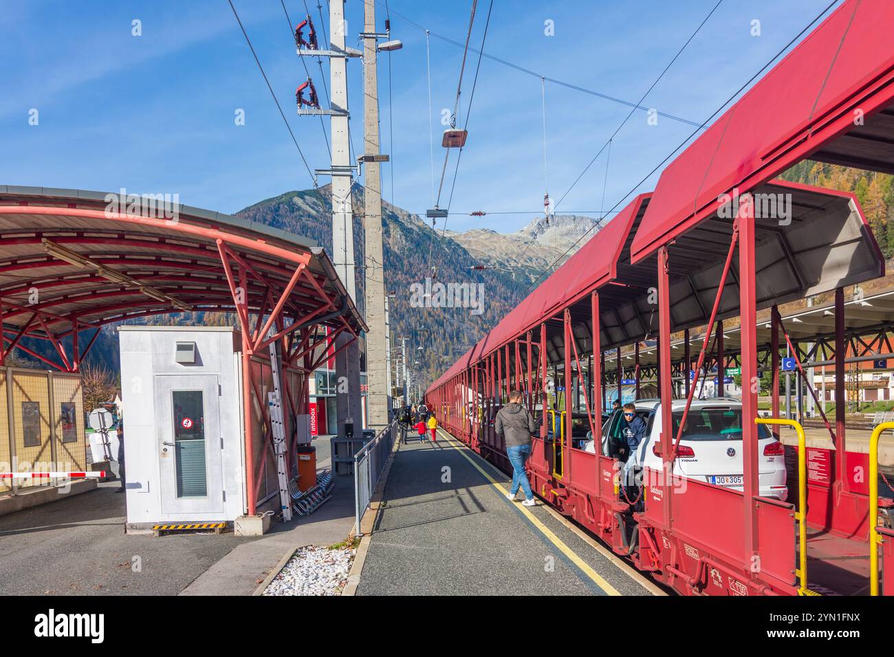 Mallnitz: Auto-Shuttle-Zug im Tauernbahntunnel, Autoschleuse Tauernbahn (Tauernschleuse, ASTB), Bahnhof Mallnitz im Nationalpark hohe Tauern, K Stockfoto