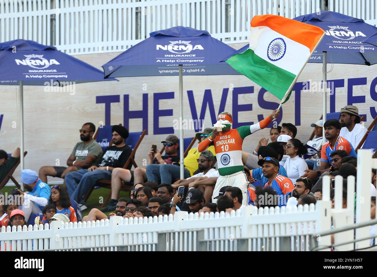 Perth Stadium, Perth, Australien. November 2024. International Test Cricket, Australien gegen Indien 1. Test Day 3; Sudhir, der indische Cricket-Fan, sprengt seine Muschel zur Unterstützung seines Teams Credit: Action Plus Sports/Alamy Live News Stockfoto