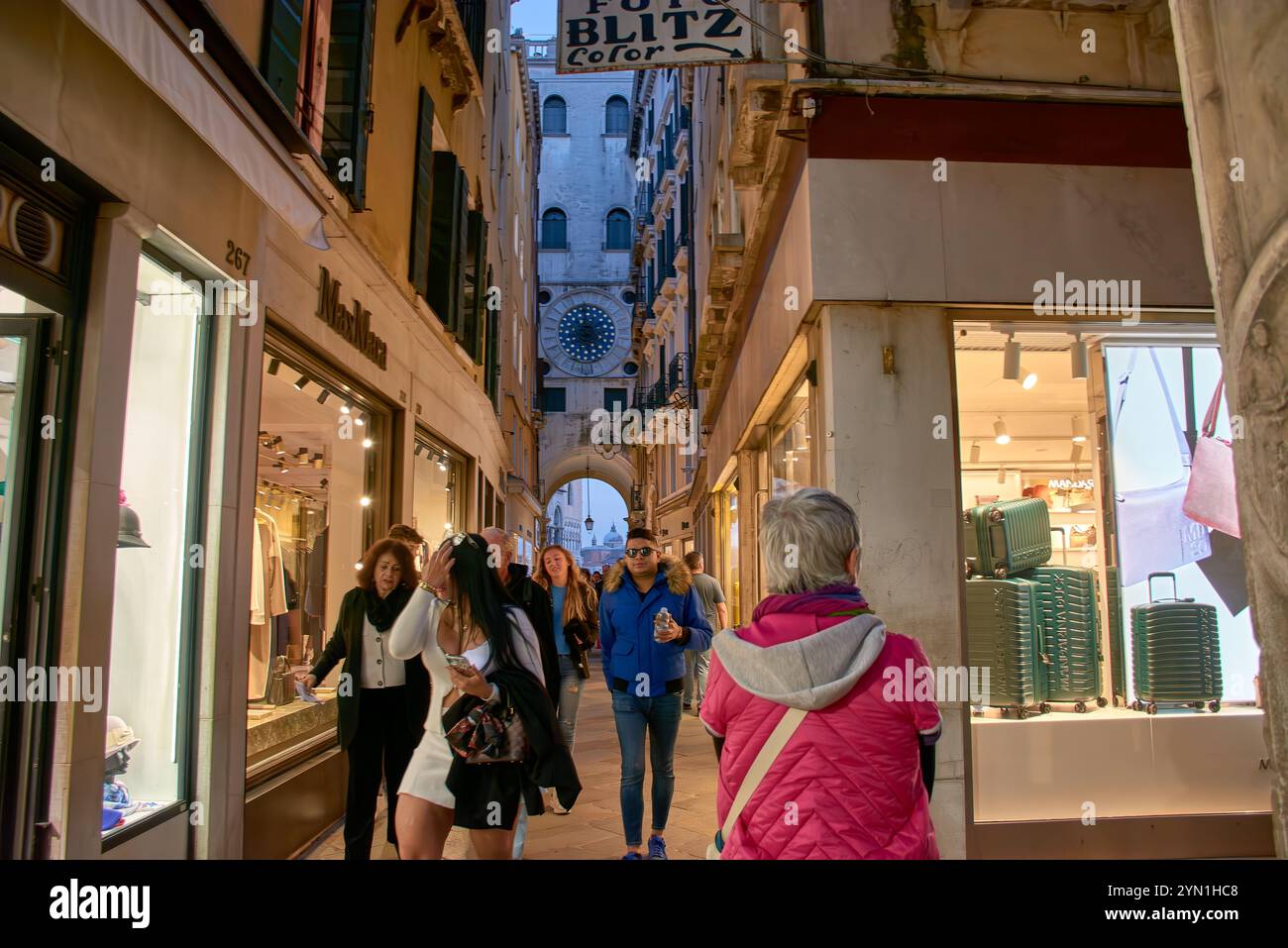 Venedig,Italien;Oktober,17,2024: Die architektonische Schönheit von Venedig mit einer engen Gasse, die direkt zum majestätischen Markusplatz führt. Stockfoto