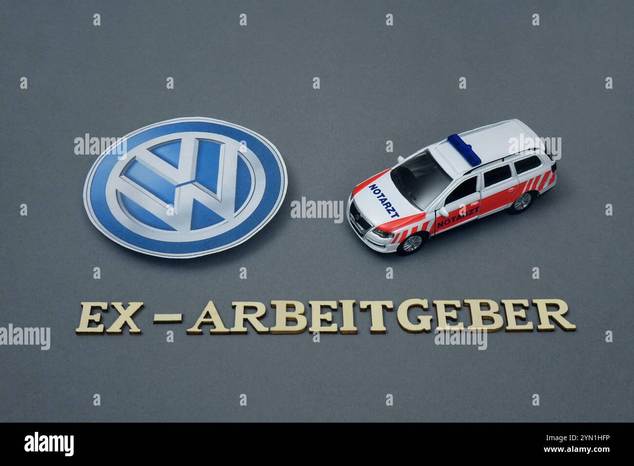 VW-Logo mit Notarztwagen und Schriftzug ex-Arbeitgeber VW-Logo mit Notarztwagen und Schriftzug ex-Arbeitgeber, 24.11.2024, Borkwalde, Brandenburg, unter einem VW-Logo und einem Notarztwagen befindet sich der Schriftzug ex-Arbeitgeber. *** VW-Logo mit Notfall-Arzt-Auto und Aufschrift Ex Arbeitgeber VW-Logo mit Notfall-Arzt-Auto und Aufschrift Ex Arbeitgeber, 24 11 2024, Borkwalde, Brandenburg, unter VW-Logo und Notfall-Arzt-Auto ist die Aufschrift Ex Arbeitgeber Stockfoto