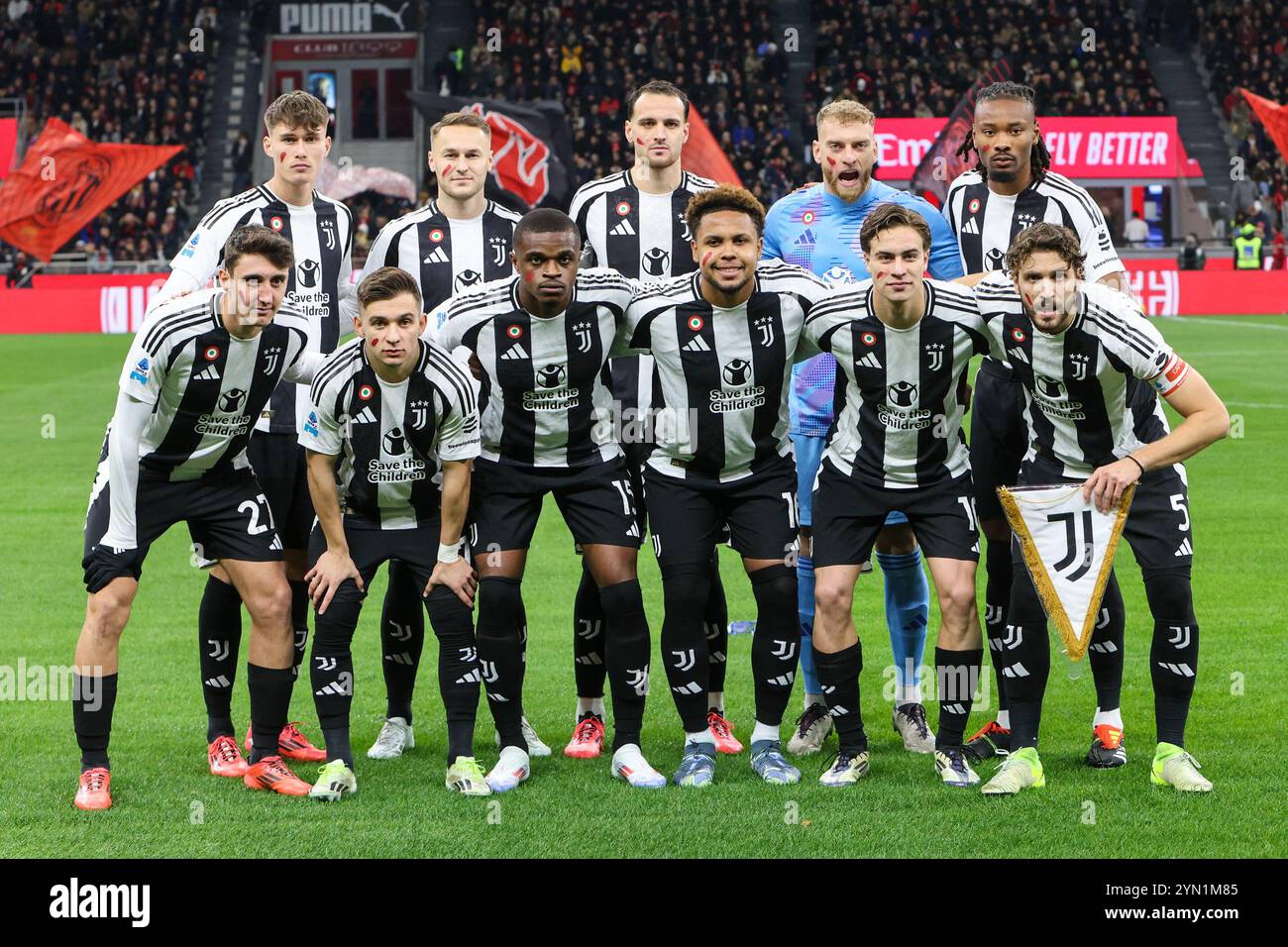 Mailand, Italien. November 2024. Das FC JUVENTUS-Team während des Fußballspiels der Serie A Enilive 2024/2025 zwischen Mailand und Juventus im Giuseppe Meazza-Stadion in Mailand, Norditalien - Sonntag, 23. November 2024. Sport - Fußball. (Foto von Antonio Saia) Credit: Kines Milano/Alamy Live News Stockfoto