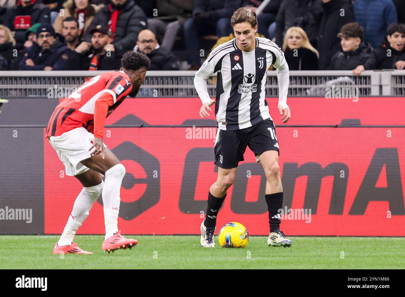 Mailand, Italien. November 2024. Kenan Yildiz des FC Juventus im Rahmen des Fußballspiels der Serie A Enilive 2024/2025 zwischen Mailand und Juventus im Giuseppe Meazza-Stadion in Mailand, Norditalien - Sonntag, 23. November 2024. Sport - Fußball. (Foto von Antonio Saia) Credit: Kines Milano/Alamy Live News Stockfoto