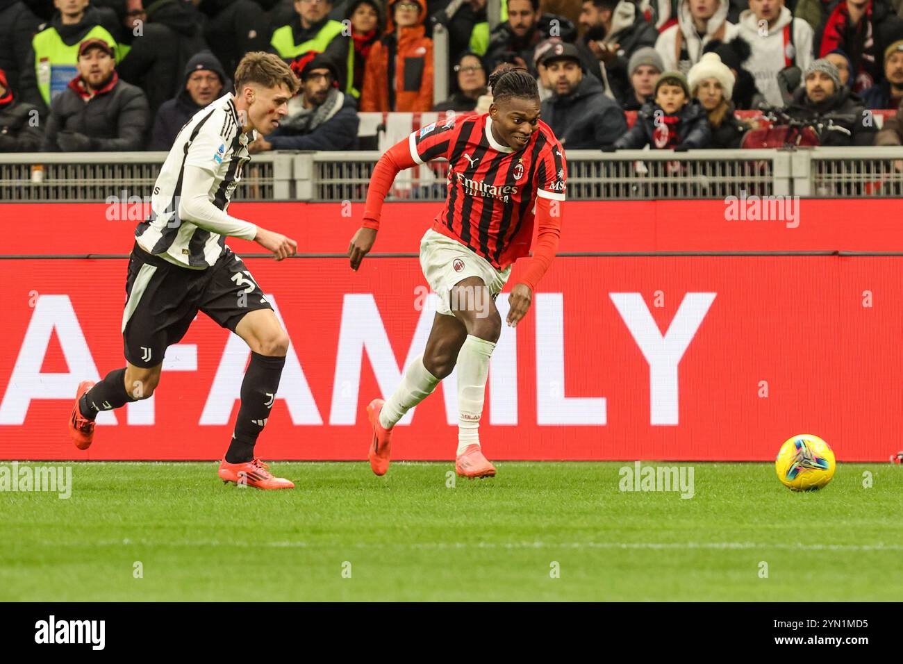 Mailand, Italien. November 2024. Rafael Leao von AC Mailand in Aktion während des Fußballspiels Serie A Enilive 2024/2025 zwischen Mailand und Juventus im Giuseppe Meazza Stadion in Mailand, Norditalien - Sonntag, 23. November 2024. Sport - Fußball. (Foto von Antonio Saia) Credit: Kines Milano/Alamy Live News Stockfoto