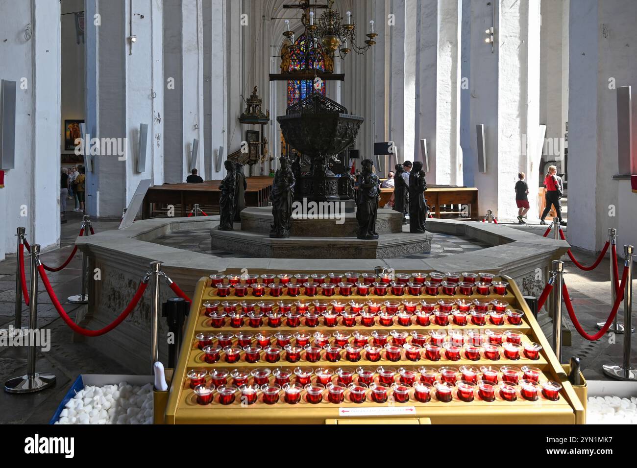 Danzig, Polen, 01. Mai 2024. Gotisches Inneres der historischen Kirche St. Maria Stockfoto