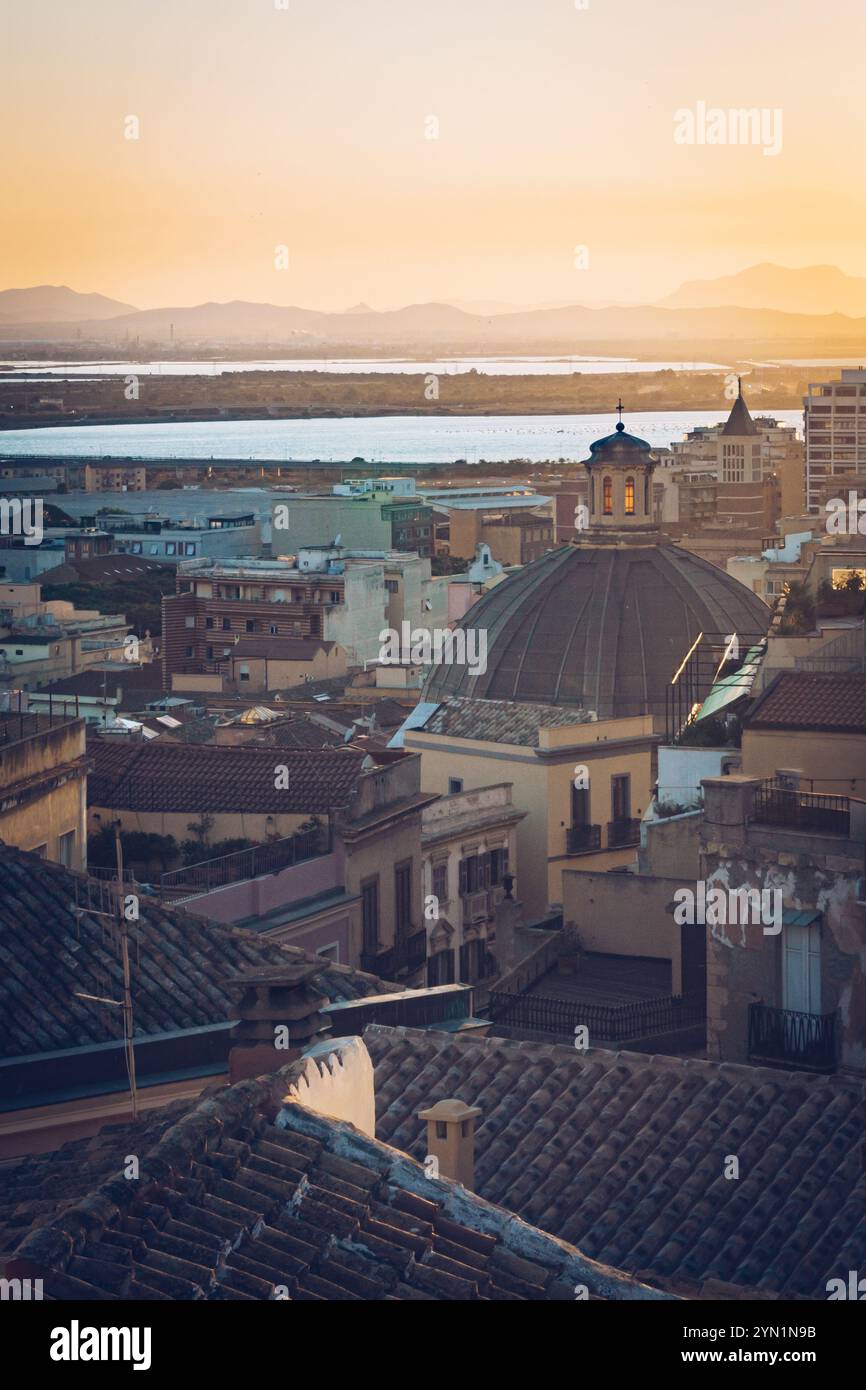 Blick auf die oberste Kuppel der Kirche des Heiligen Antonius des Abtes in Cagliari, Sardinien, Italien. Malerische Aussicht bei Sonnenuntergang auf das wunderschöne Wahrzeichen. Stockfoto