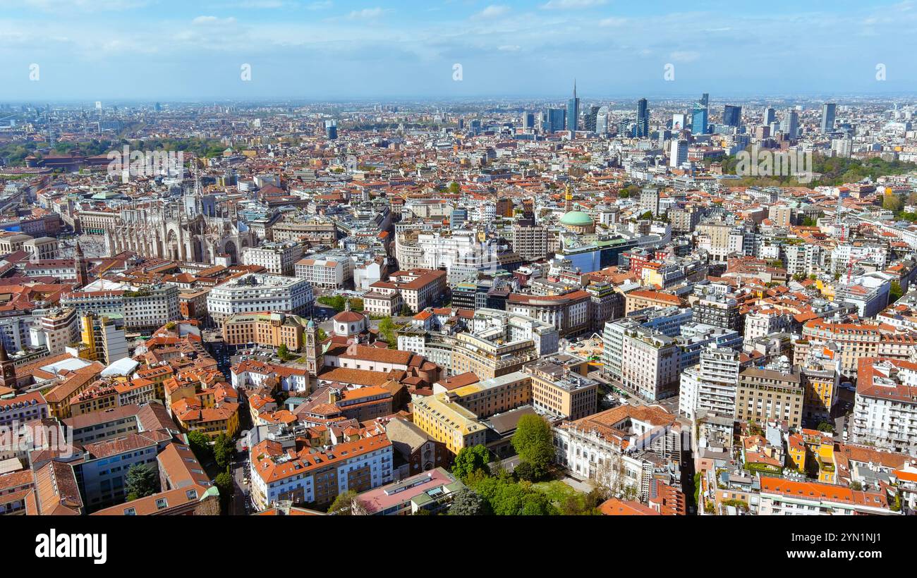 Panoramaaufnahme von Mailand mit der Gegenüberstellung seiner reichen historischen Wahrzeichen und modernen Wolkenkratzer unter einem pulsierenden Himmel Stockfoto