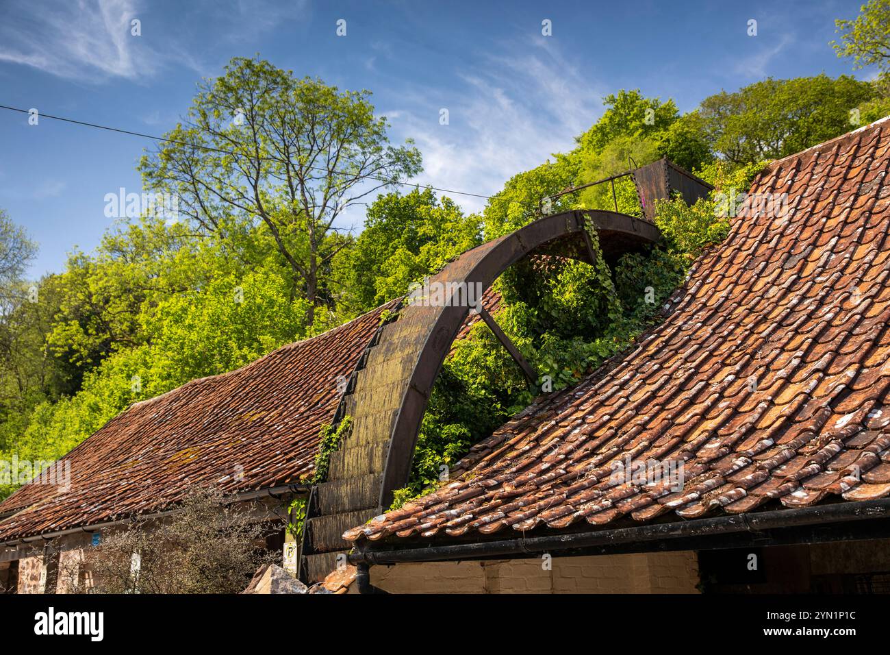 Großbritannien, England, Somerset, Quantocks, Holford, Combe House Hotel, Englands drittgrößtes Wasserrad Stockfoto