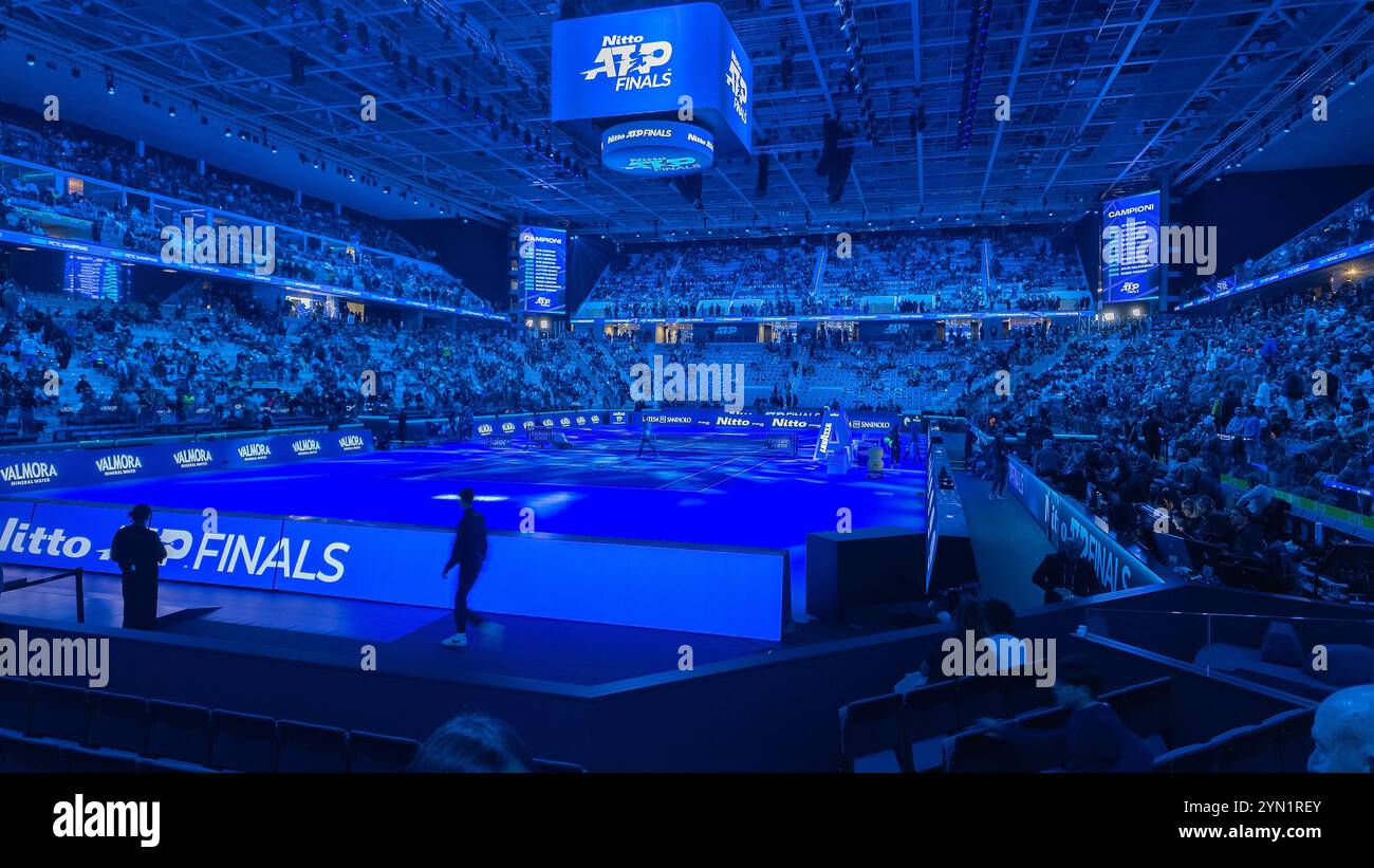 TURIN, ITALIEN - 10. NOVEMBER 2024: Weitaufnahme des blau beleuchteten Inalpi Arena Stadions während des Nitto ATP Finals Turniers von Tennis in Turin, IT Stockfoto TURIN, ITALIEN - 10. NOVEMBER 2024: Weitaufnahme des blau beleuchteten Inalpi Arena Stadions während des Nitto ATP Finals Turniers von Tennis in Turin, IT Stockfoto