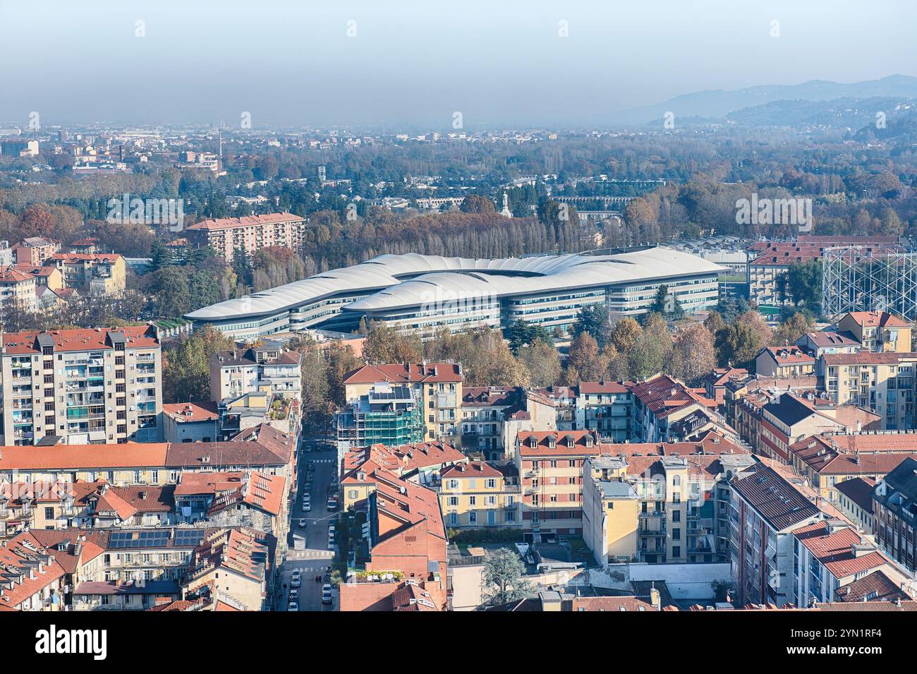 TURIN, ITALIEN - 11. NOVEMBER 2024: Aus der Vogelperspektive auf den Campus Luigi Einaudi im Stadtzentrum von Turin, Italien Stockfoto