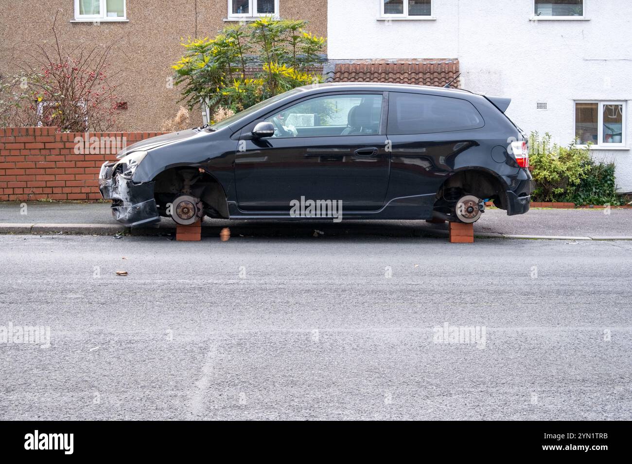 Schwarzer Honda Civic auf Ziegeln ohne Räder Stockfoto