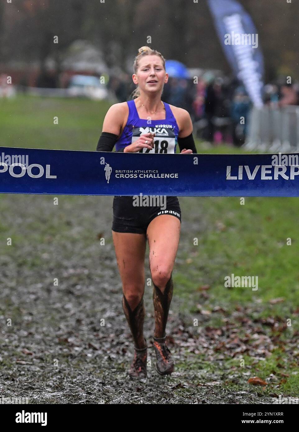 Liverpool, Großbritannien. November 2024. Kate Axford (1218) die ehemalige britische Eishockeyspielerin wechselte im Frühjahr 2023 zur Leichtathletik und trainiert heute Belgrave Harriers, die hier die Ziellinie überqueren, um das Seniorenrennen der Frauen bei der British Athletics Cross Challenge in Sefton Parkl, Liverpool, am 23. November 2024 zu gewinnen. Foto von Gary Mitchell Credit: Gary Mitchell, GMP Media/Alamy Live News Stockfoto