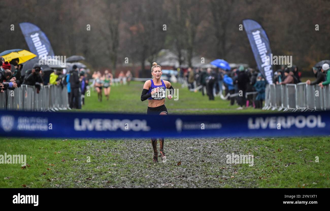 Liverpool, Großbritannien. November 2024. Kate Axford (1218) die ehemalige britische Eishockeyspielerin wechselte im Frühjahr 2023 zur Leichtathletik und trainiert heute Belgrave Harriers, die hier die Ziellinie überqueren, um das Seniorenrennen der Frauen bei der British Athletics Cross Challenge in Sefton Parkl, Liverpool, am 23. November 2024 zu gewinnen. Foto von Gary Mitchell Credit: Gary Mitchell, GMP Media/Alamy Live News Stockfoto