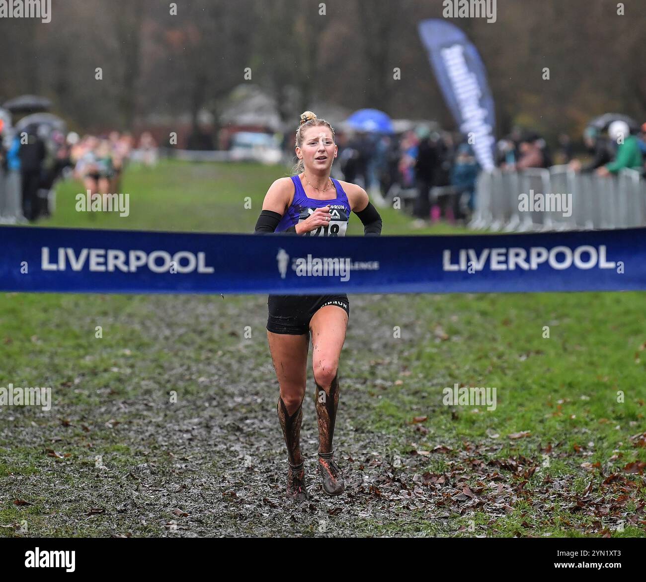 Liverpool, Großbritannien. November 2024. Kate Axford (1218) die ehemalige britische Eishockeyspielerin wechselte im Frühjahr 2023 zur Leichtathletik und trainiert heute Belgrave Harriers, die hier die Ziellinie überqueren, um das Seniorenrennen der Frauen bei der British Athletics Cross Challenge in Sefton Parkl, Liverpool, am 23. November 2024 zu gewinnen. Foto von Gary Mitchell Credit: Gary Mitchell, GMP Media/Alamy Live News Stockfoto