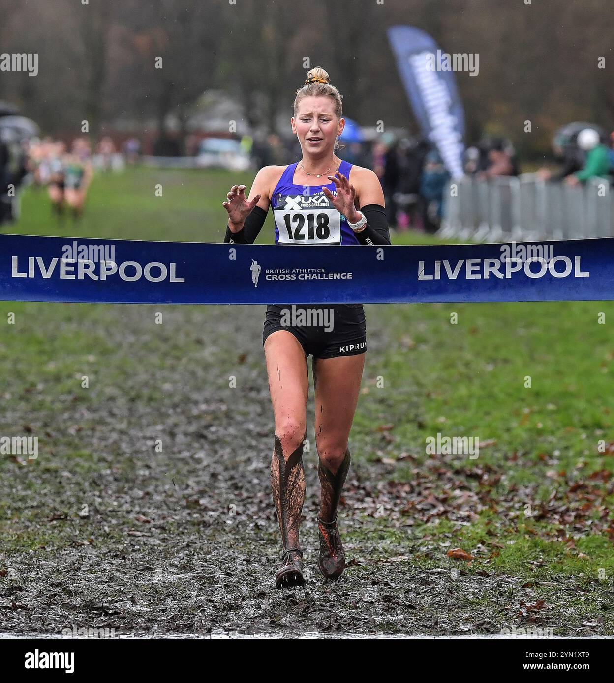 Liverpool, Großbritannien. November 2024. Kate Axford (1218) die ehemalige britische Eishockeyspielerin wechselte im Frühjahr 2023 zur Leichtathletik und trainiert heute Belgrave Harriers, die hier die Ziellinie überqueren, um das Seniorenrennen der Frauen bei der British Athletics Cross Challenge in Sefton Parkl, Liverpool, am 23. November 2024 zu gewinnen. Foto von Gary Mitchell Credit: Gary Mitchell, GMP Media/Alamy Live News Stockfoto