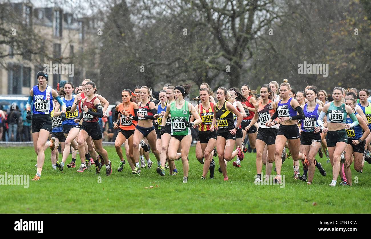 Liverpool, Großbritannien. November 2024. Senior Womens starten mit späterer Siegerin Kate Axford (1218) der ehemalige Eishockeyspieler wechselte im Frühjahr 2023 zur Leichtathletik und trainiert nun Belgrave Harriers ist hier im Senior Womens Rennen bei der British Athletics Cross Challenge in Sefton Parkl, Liverpool UK am 23. November 2024. Foto von Gary Mitchell Credit: Gary Mitchell, GMP Media/Alamy Live News Stockfoto