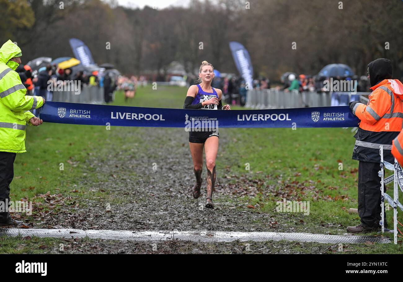 Liverpool, Großbritannien. November 2024. Kate Axford (1218) die ehemalige britische Eishockeyspielerin wechselte im Frühjahr 2023 zur Leichtathletik und trainiert heute Belgrave Harriers, die hier die Ziellinie überqueren, um das Seniorenrennen der Frauen bei der British Athletics Cross Challenge in Sefton Parkl, Liverpool, am 23. November 2024 zu gewinnen. Foto von Gary Mitchell Credit: Gary Mitchell, GMP Media/Alamy Live News Stockfoto