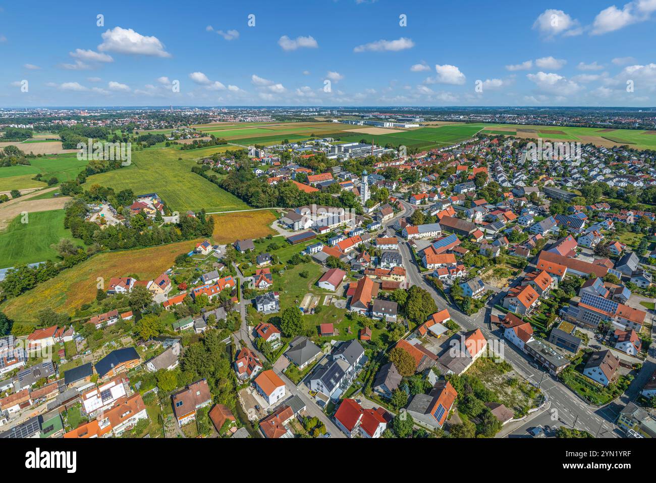 Blick auf das Wertachtal rund um das Dorf Inningen bei Augsburg in Bayerisch-Schwaben Stockfoto