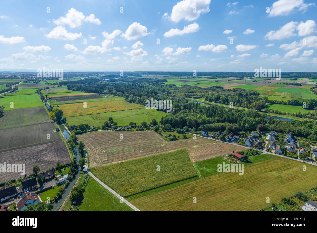 Blick auf das Wertachtal rund um das Dorf Inningen bei Augsburg in Bayerisch-Schwaben Stockfoto