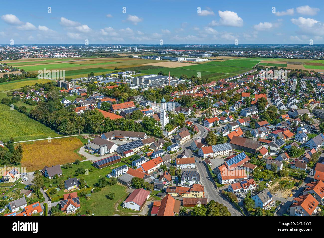 Blick auf das Wertachtal rund um das Dorf Inningen bei Augsburg in Bayerisch-Schwaben Stockfoto