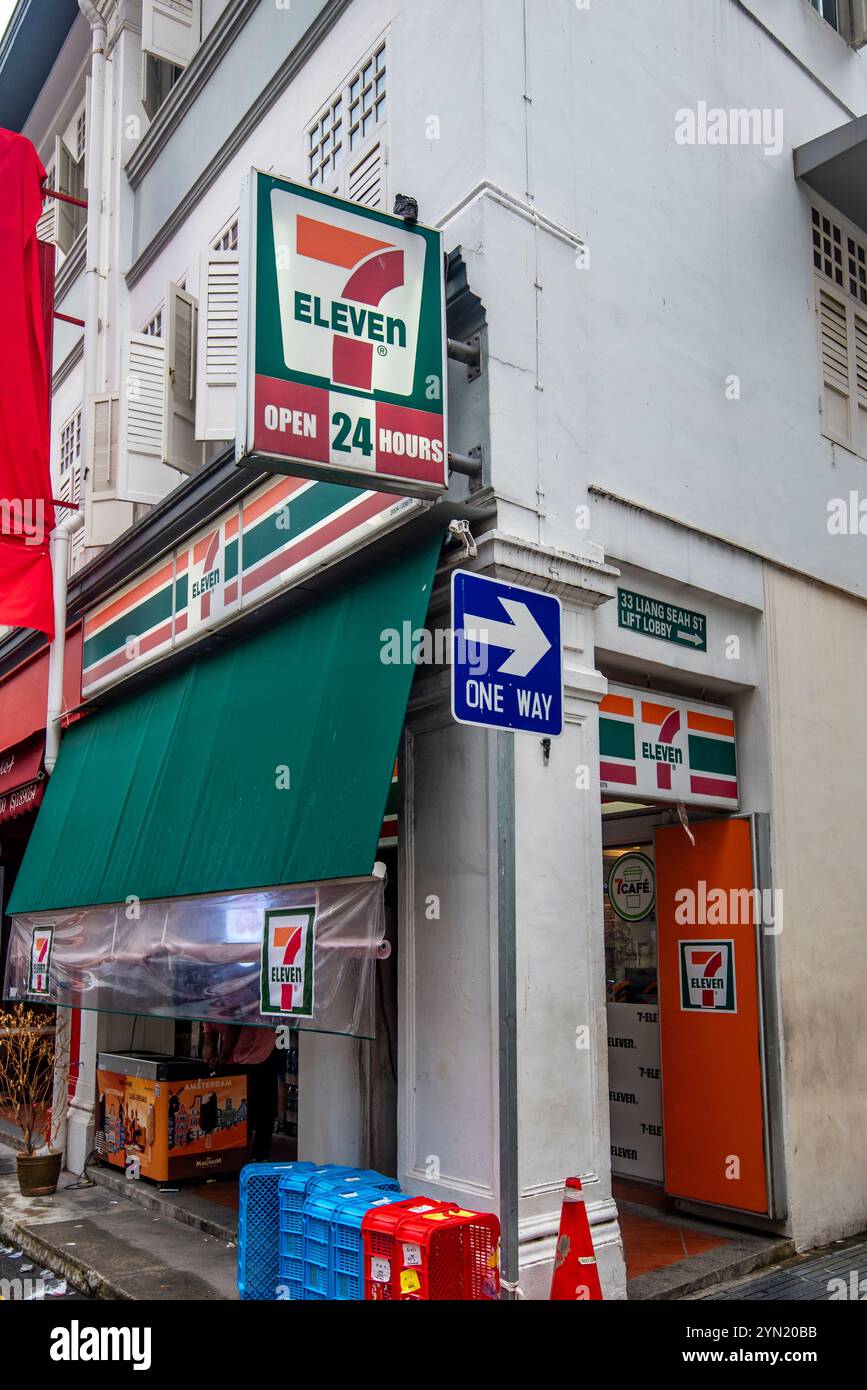 Ein kompakter, rund um die Uhr (Stunden) 7 Eleven Store im Erdgeschoss eines Shophouse in Singapur Stockfoto