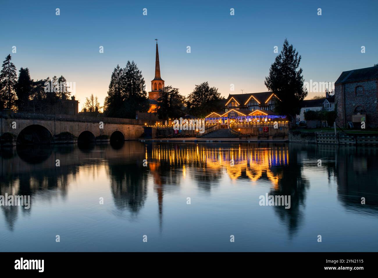 Wallingford in der Abenddämmerung im November. Oxfordshire, England Stockfoto