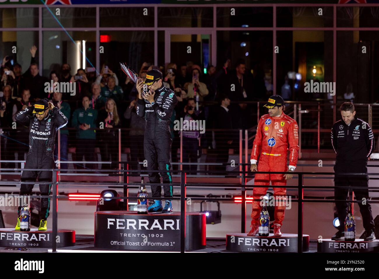 Las Vegas, USA. November 2024. (L bis R) Lewis Hamilton vom Team Mercedes-AMG PETRONAS, George Russell vom Team Mercedes-AMG PETRONAS, Carlos Sainz vom Team Scuderia Ferrari und Richard Lane, Team Mercedes Principal Track Engineer auf dem Siegerpodest beim Formel-1-Grand Prix in Las Vegas, Nevada, am 23. November 2024. (Foto: Travis P Ball/SIPA USA) Credit: SIPA USA/Alamy Live News Stockfoto