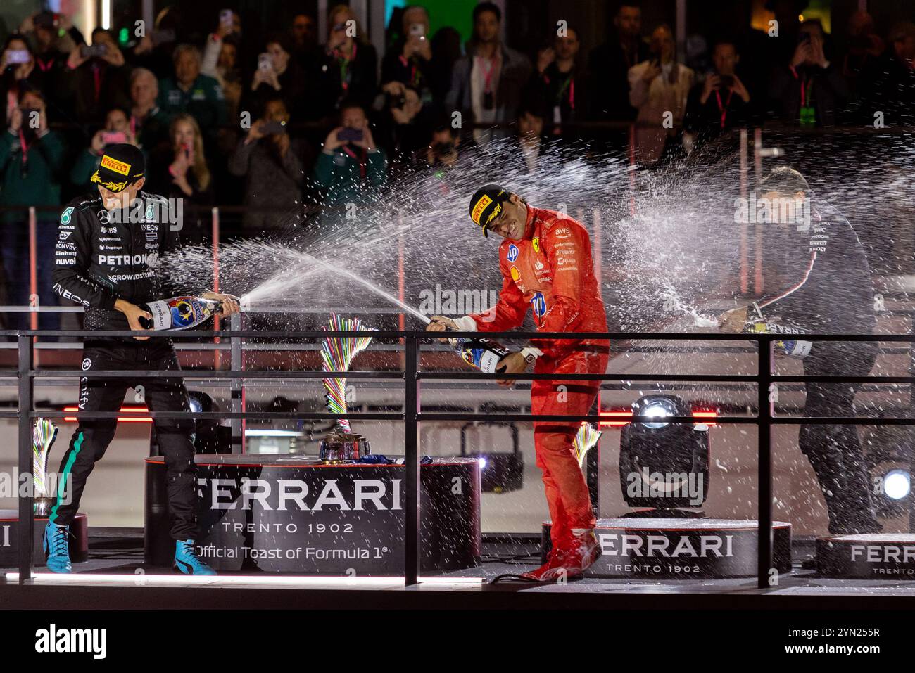 Las Vegas, USA. November 2024. (L bis R) George Russell vom Team Mercedes-AMG PETRONAS, Carlos Sainz vom Team Scuderia Ferrari und Richard Lane, Team Mercedes Principal Track Engineer, auf dem Siegerpodest beim Formel-1-Grand Prix in Las Vegas, Nevada, am 23. November 2024. (Foto: Travis P Ball/SIPA USA) Credit: SIPA USA/Alamy Live News Stockfoto