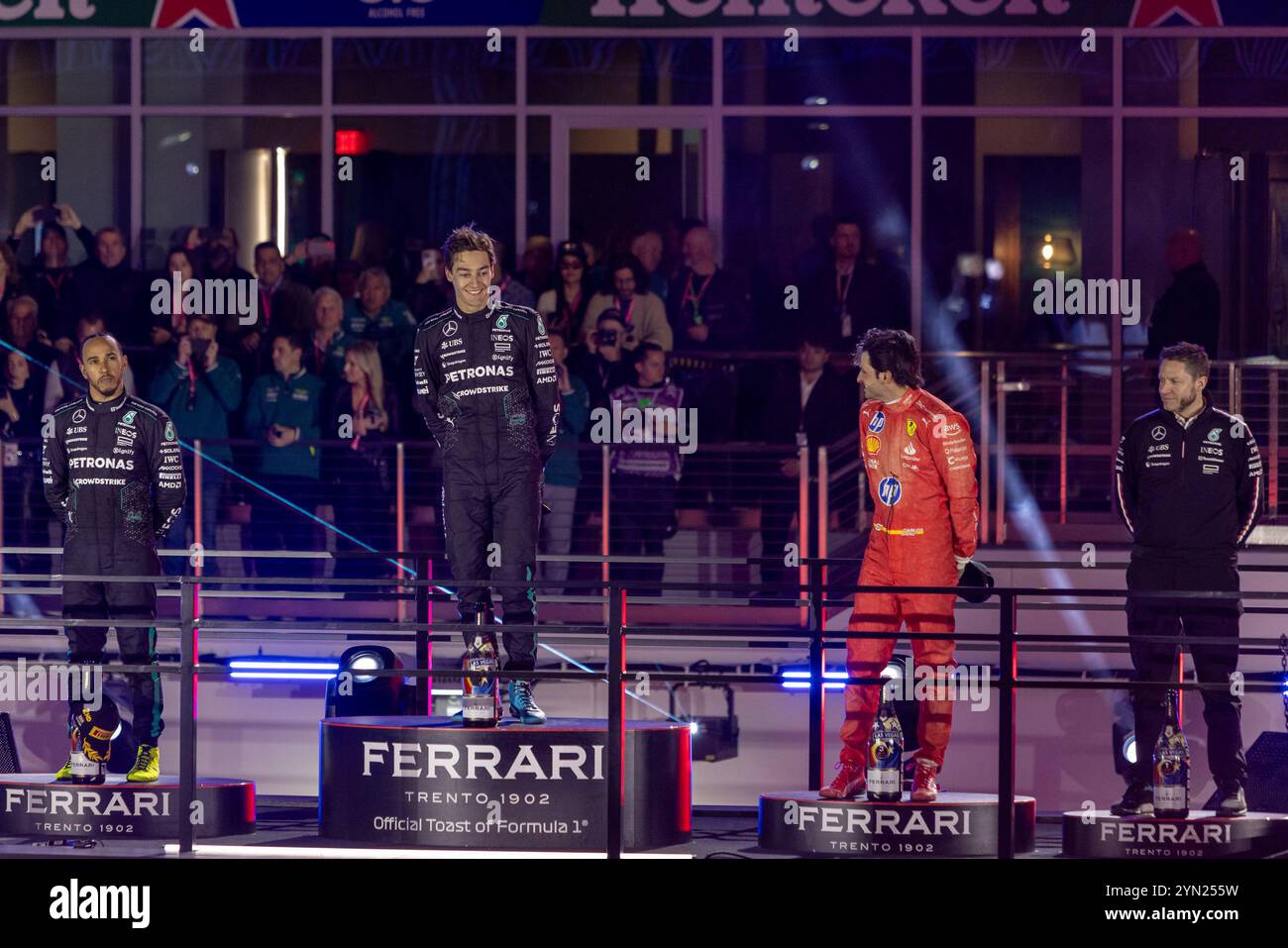 Las Vegas, USA. November 2024. (L bis R) Lewis Hamilton vom Team Mercedes-AMG PETRONAS, George Russell vom Team Mercedes-AMG PETRONAS, Carlos Sainz vom Team Scuderia Ferrari und Richard Lane, Team Mercedes Principal Track Engineer auf dem Siegerpodest beim Formel-1-Grand Prix in Las Vegas, Nevada, am 23. November 2024. (Foto: Travis P Ball/SIPA USA) Credit: SIPA USA/Alamy Live News Stockfoto