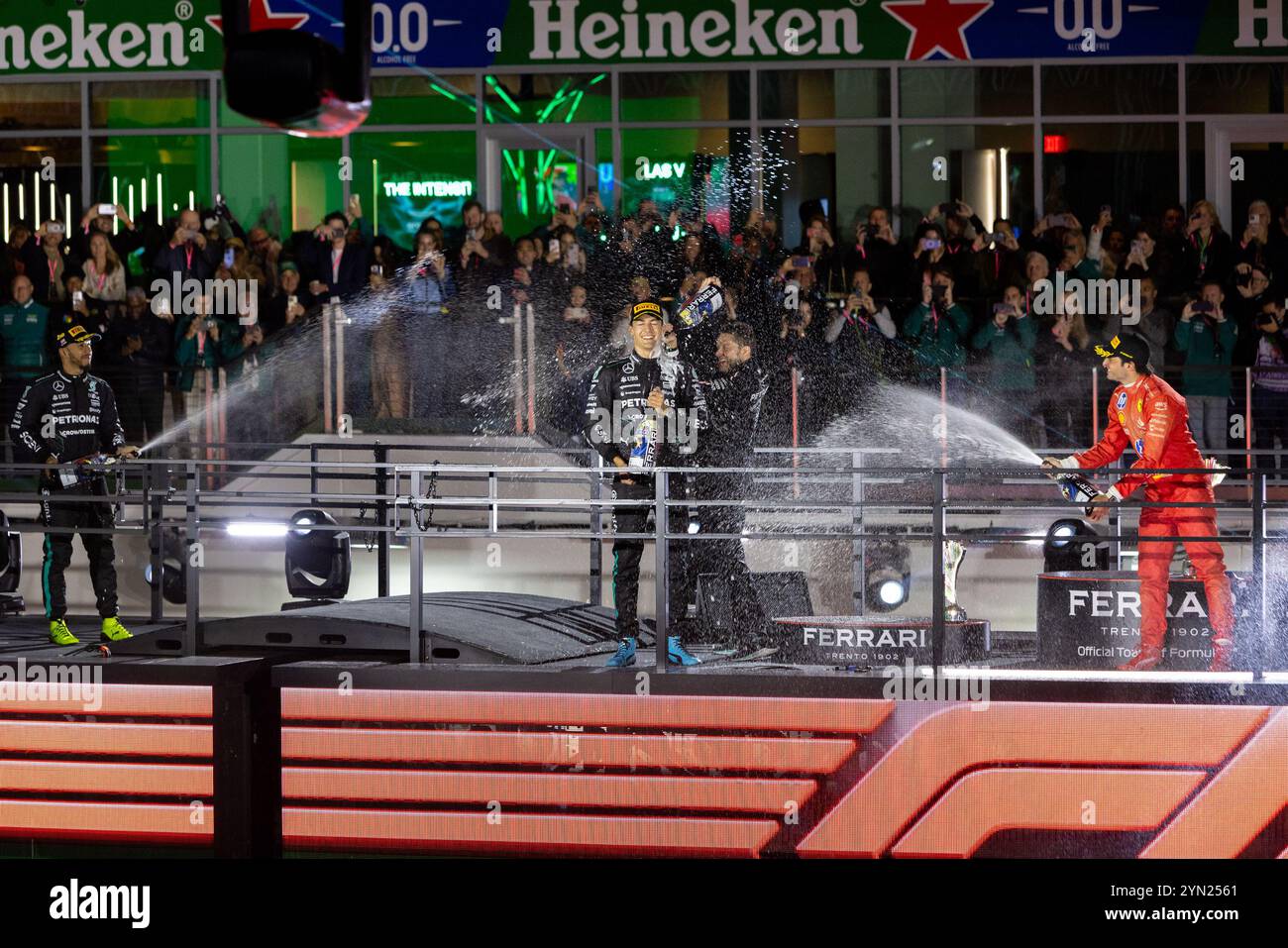 Las Vegas, USA. November 2024. (L bis R) Lewis Hamilton vom Team Mercedes-AMG PETRONAS, George Russell vom Team Mercedes-AMG PETRONAS, Richard Lane, Team Mercedes Principal Track Engineer, und Carlos Sainz vom Team Scuderia Ferrari auf dem Siegerpodest beim Formel-1-Grand Prix in Las Vegas, Nevada, am 23. November 2024. (Foto: Travis P Ball/SIPA USA) Credit: SIPA USA/Alamy Live News Stockfoto