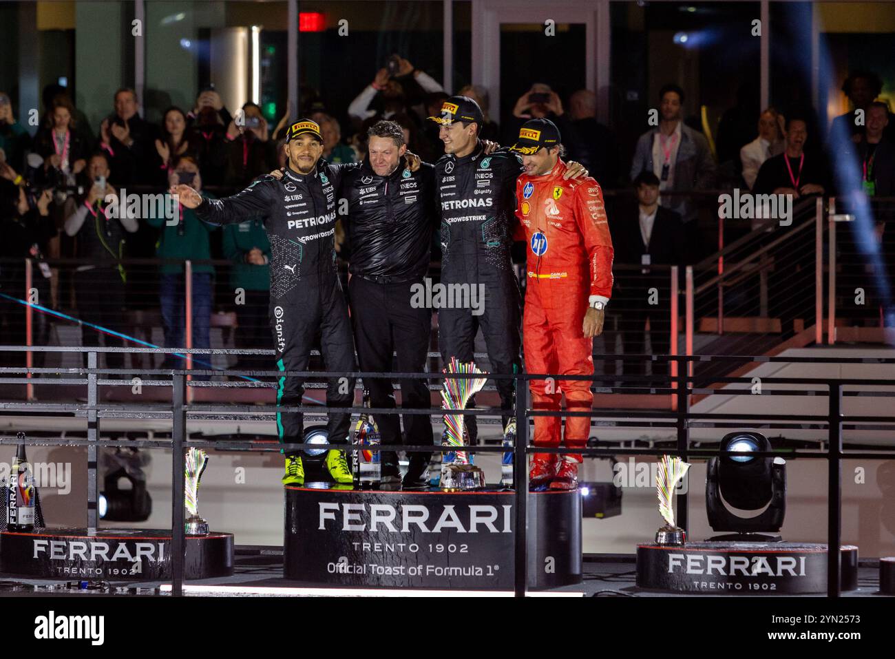 Las Vegas, USA. November 2024. (L bis R) Lewis Hamilton vom Team Mercedes-AMG PETRONAS, Richard Lane, Team Mercedes Principal Track Engineer, George Russell vom Team Mercedes-AMG PETRONAS und Carlos Sainz vom Team Scuderia Ferrari auf dem Siegerpodest beim Formel-1-Grand Prix in Las Vegas, Nevada, am 23. November 2024. (Foto: Travis P Ball/SIPA USA) Credit: SIPA USA/Alamy Live News Stockfoto