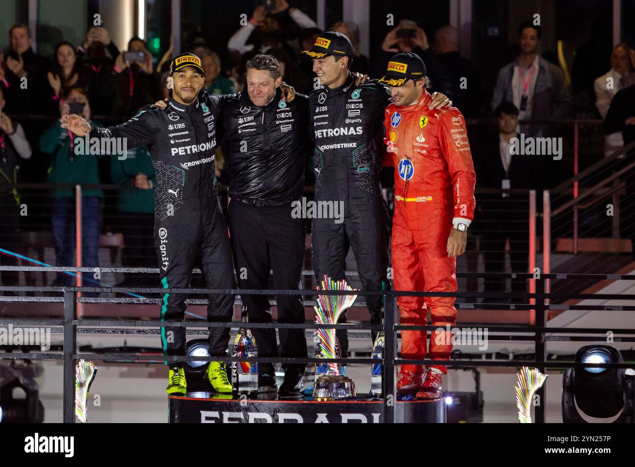 Las Vegas, USA. November 2024. (L bis R) Lewis Hamilton vom Team Mercedes-AMG PETRONAS, Richard Lane, Team Mercedes Principal Track Engineer, George Russell vom Team Mercedes-AMG PETRONAS und Carlos Sainz vom Team Scuderia Ferrari auf dem Siegerpodest beim Formel-1-Grand Prix in Las Vegas, Nevada, am 23. November 2024. (Foto: Travis P Ball/SIPA USA) Credit: SIPA USA/Alamy Live News Stockfoto