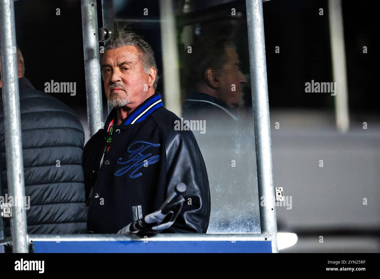 Las Vegas, USA. November 2024. Sylvester Stallone (USA) Schauspieler schwingen am Ende des Rennens die karierte Flagge. 23.11.2024. Formel-1-Weltmeisterschaft, Rd 22, Las Vegas Grand Prix, Las Vegas, Nevada, USA, Renntag. Das Foto sollte lauten: XPB/Alamy Live News. Stockfoto