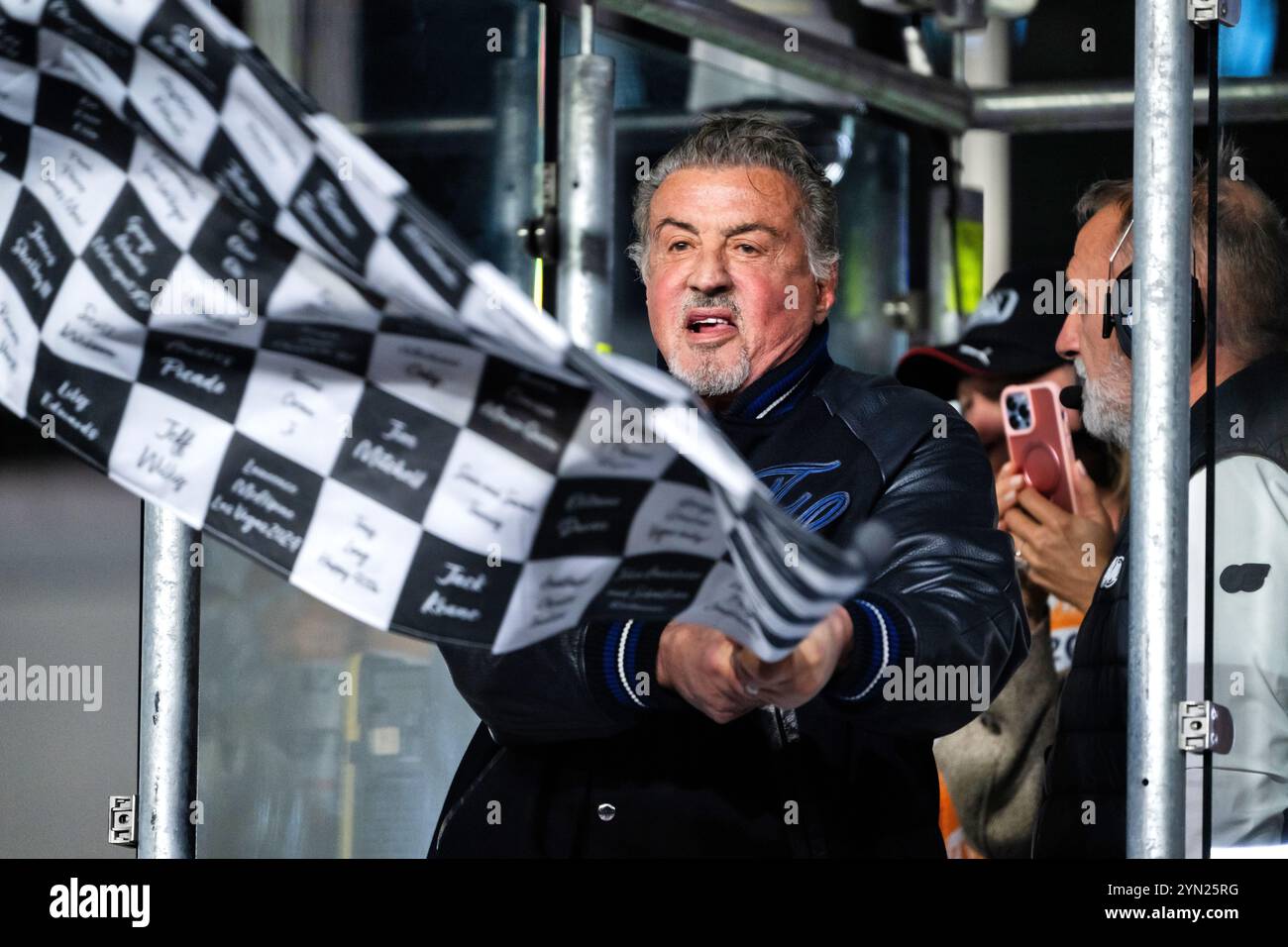 Las Vegas, USA. November 2024. Sylvester Stallone (USA) Schauspieler schwingen am Ende des Rennens die karierte Flagge. 23.11.2024. Formel-1-Weltmeisterschaft, Rd 22, Las Vegas Grand Prix, Las Vegas, Nevada, USA, Renntag. Das Foto sollte lauten: XPB/Alamy Live News. Stockfoto