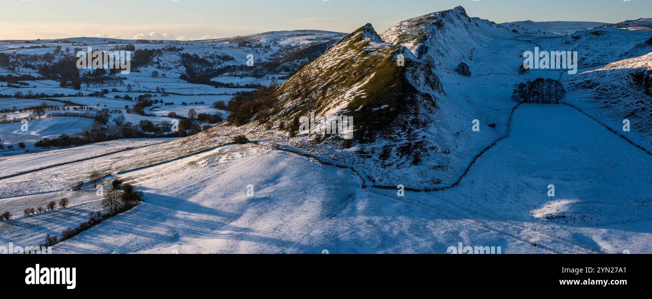Ein Panoramablick auf Parkhouse Hill und Chrome Hill im oberen Dove Valley von Earl Sterndale, Peak District National Park, Derbyshire Stockfoto