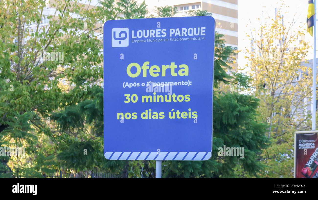 Vertikales blaues Parkschild in loures, portugal, das an Wochentagen 30 Minuten kostenloses Parken anzeigt Stockfoto