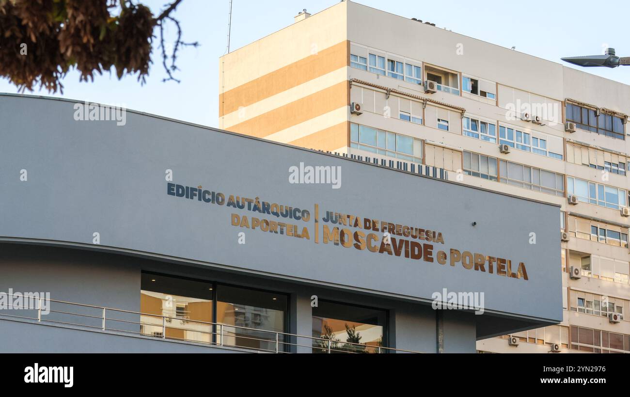 Bau des gemeinderates von Moscavide e portela mit seinem goldenen Zeichen in lissabon, portugal Stockfoto