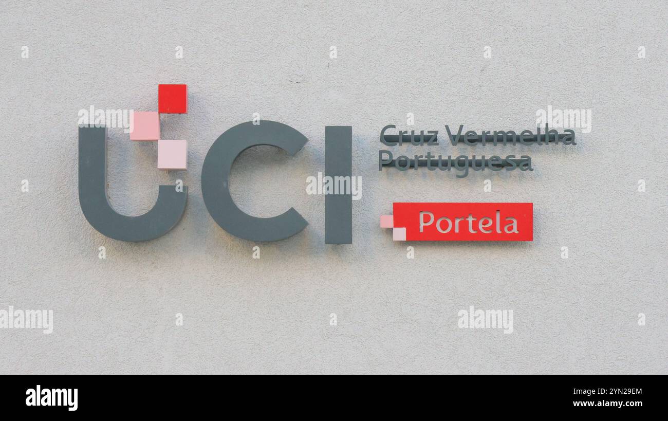 Modernes Logo von cruz vermelha portuguesa - cvp - in portela, portugal, das humanitäre Hilfe und Rettungsdienste repräsentiert Stockfoto