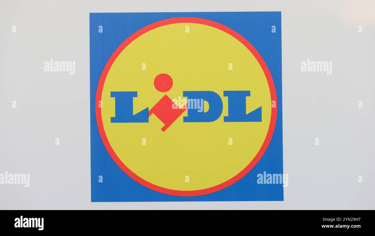 Nahaufnahme des lidl-Logos mit leuchtenden Farben und markantem Design auf einem schlichten weißen Hintergrund Stockfoto