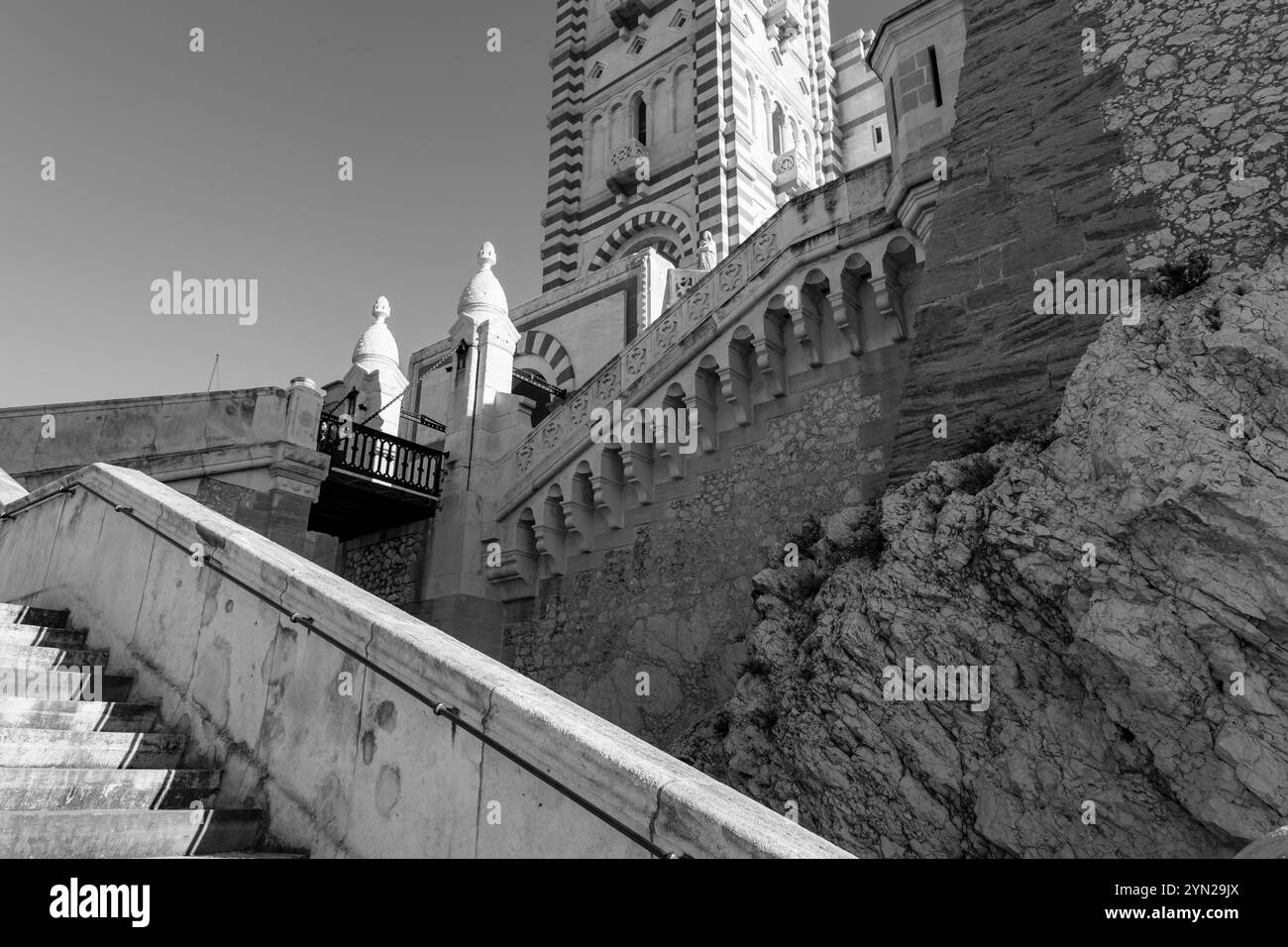 Notre-Dame de la Garde oder la Bonne Mere ist eine katholische Basilika in Marseille, Frankreich, und das bekannteste Symbol der Stadt. Stockfoto