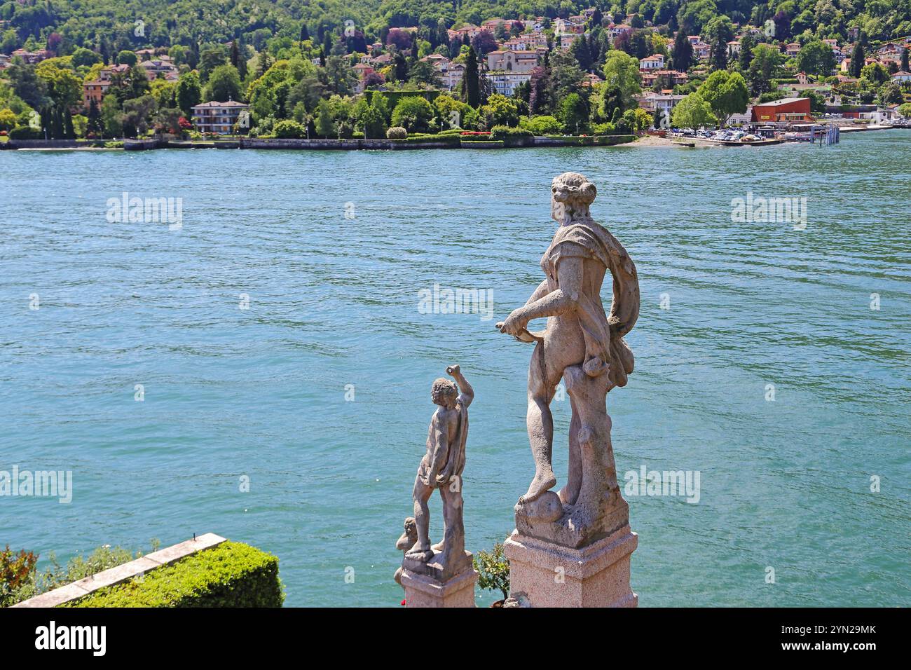 ISOLA BELLA, ITALIEN - 11. MAI 2019: Dies sind Statuen von Badenden in den Gärten des Borromeo-Palastes auf der Insel Isola Bella mit dem Lago Maggiore Stockfoto