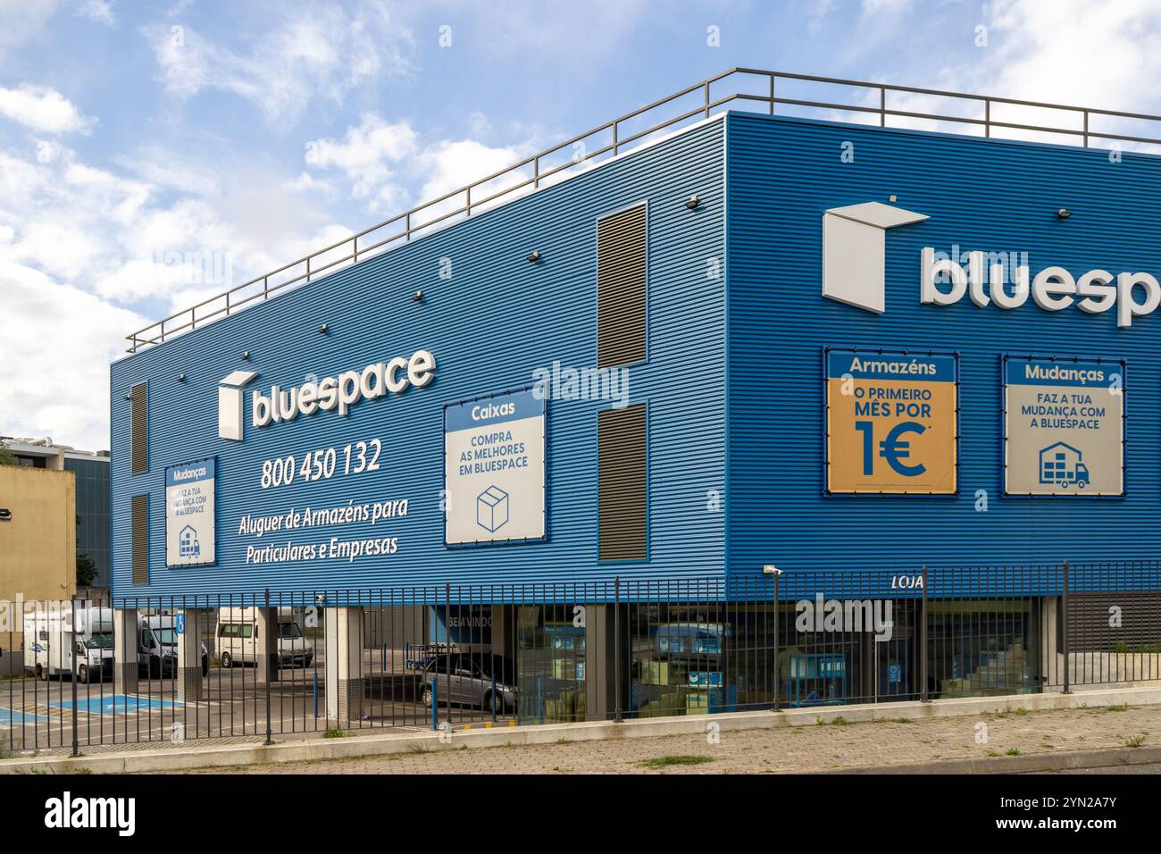 Bluespace Self Storage Building bietet Verschiebungs- und Speicherlösungen für Einzelpersonen und Unternehmen Stockfoto