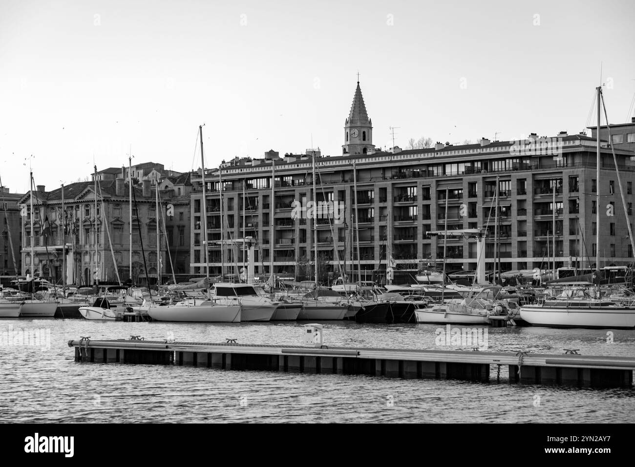 Marseille, Frankreich - 28. Januar 2022: Der Alte Hafen von Marseille umgibt einen lebhaften Yachthafen, der für seine stilvollen Hotels, Cafés und Cafés am Wasser bekannt ist Stockfoto